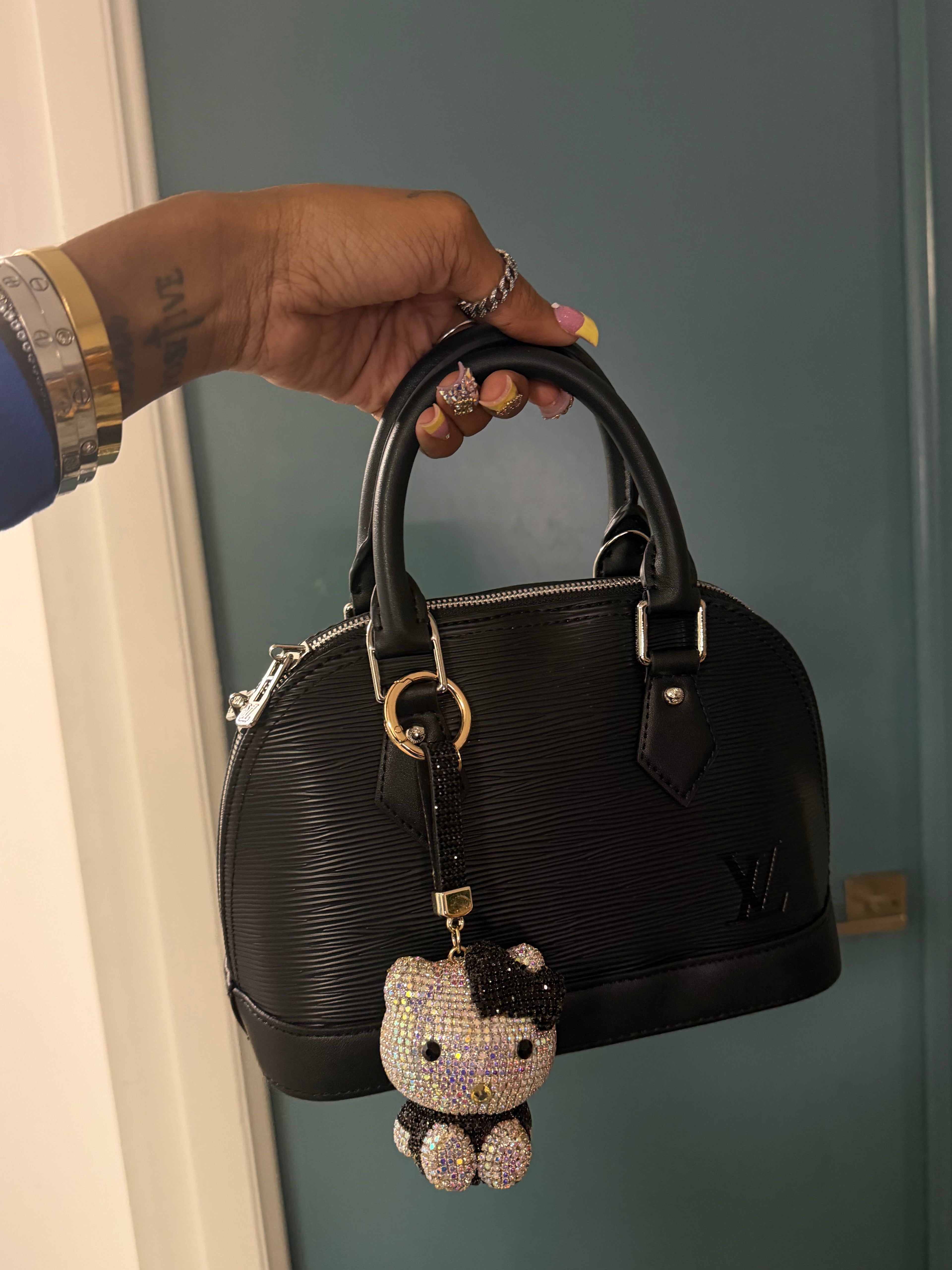 LV alma black