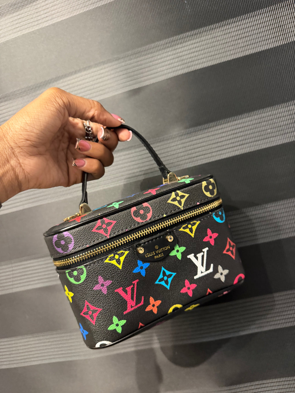Lv vanity canvas ( chain & dust bag included)