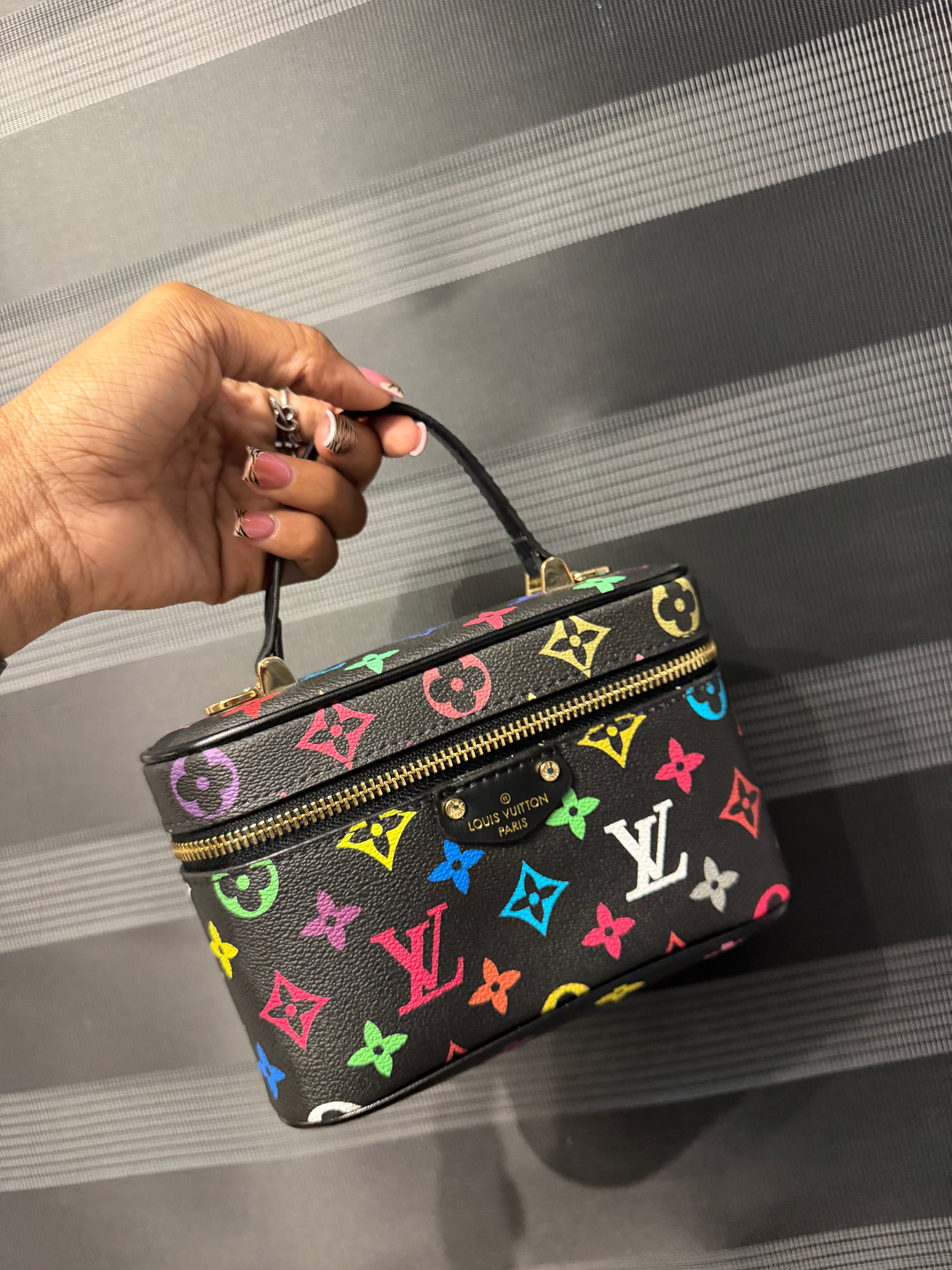 Lv vanity canvas ( chain & dust bag included)